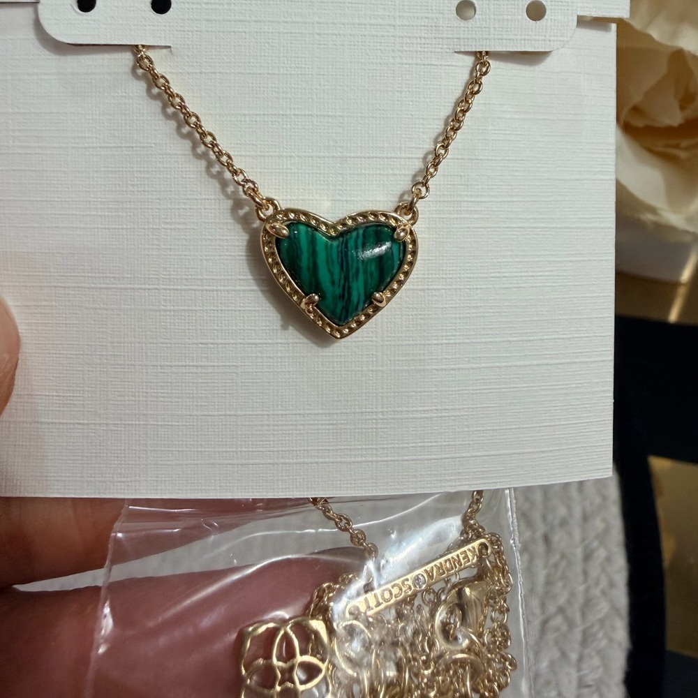 Kendra Scott Ari Heart Pendant Necklace - Gold Green Malachite - NWT - Picture 4 of 4